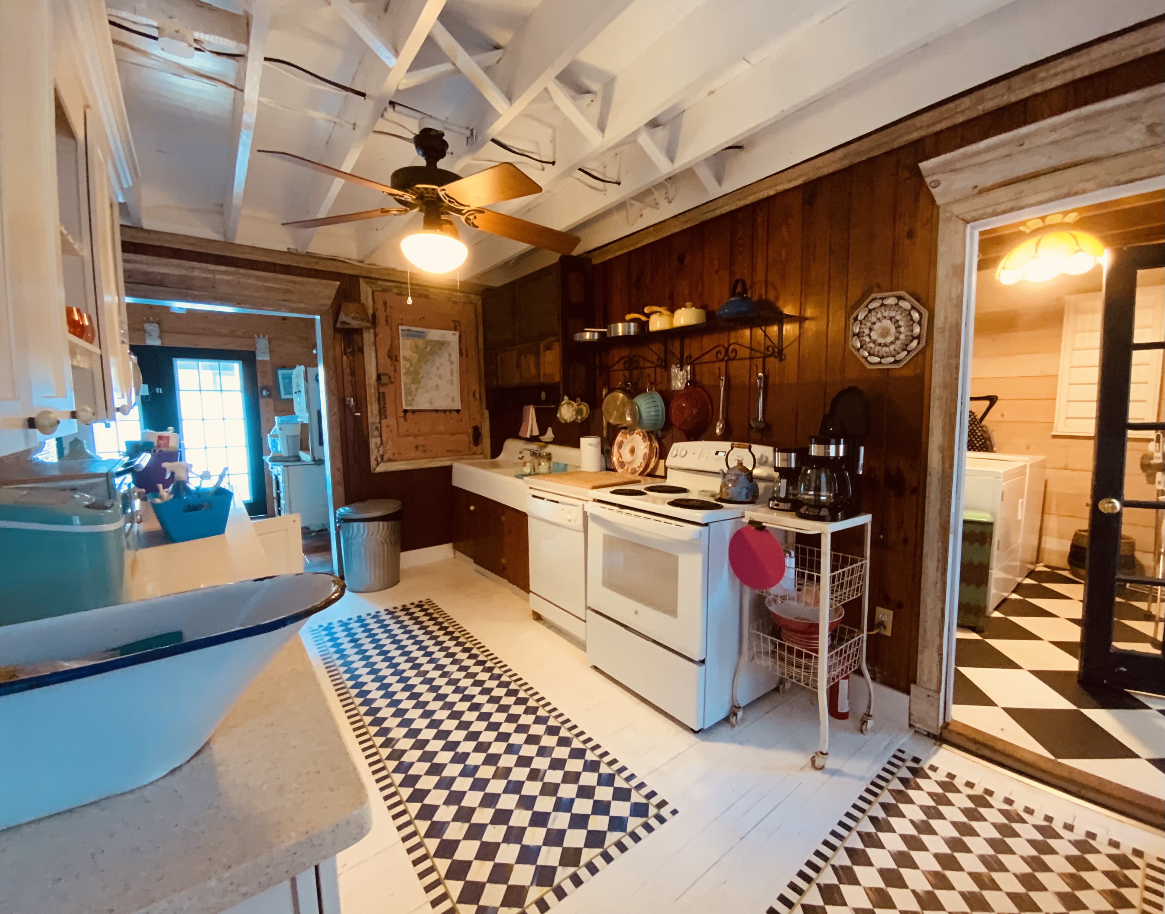 FULLY STOCKED KITCHEN (EVERYTHING EXCEPT YOUR FOOD)