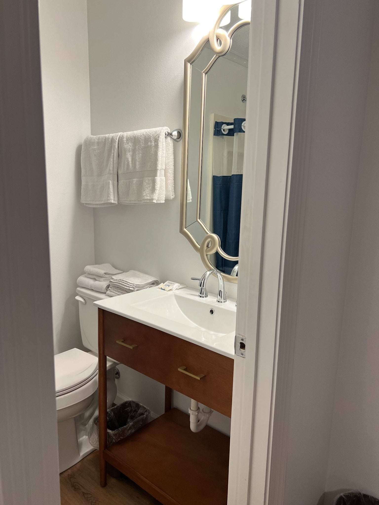 Deluxe Single Queen Room